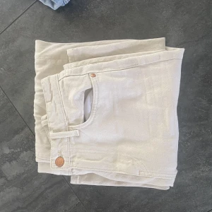 Ljusa jeans  - Ljud beiga trendiga jeans i storlek 34. Lite vidare nertill, väldigt sköna! Har tyvärr inte hunnit använda jeansen mycket eftersom att jag växt ur dem. Tveka inte på att höra av dig vid frågor och funderingar. 
