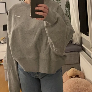 Nike tröja  - Säljer min gråa Nike tröja pågrund av att jag tycker den är förstor för mig knappt använd 🤍
