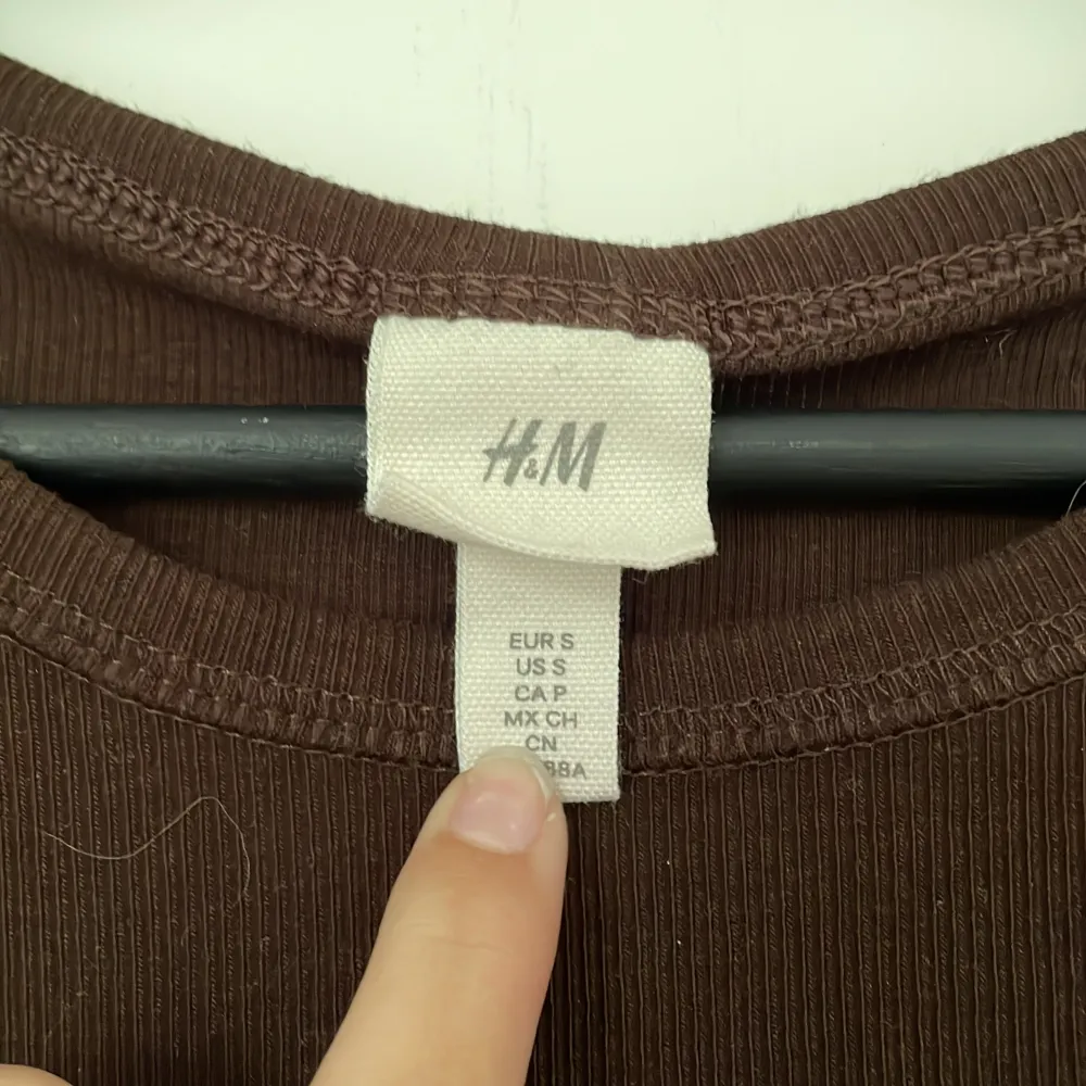 Brunt linne i storlek s från H&M. Toppar.
