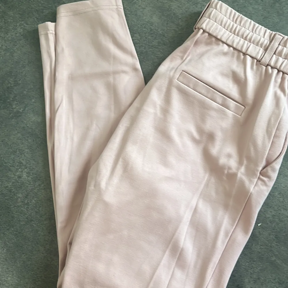 Dustypink kostymbyxa som är otroligt skönt material, strechig och mjuk, attraktiva. Passar nog upp till strl 38/M då dom är stretchiga. . Jeans & Byxor.