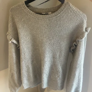 Stickad tröja - Fin tröja från jdy, har lite maskor fram på tröjan men inget man tänker mycket på, skriv privat för fler bilder. 100kr +60kr frakt eller mötas i Uppsala❤️