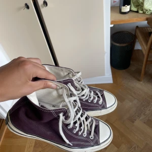 Vinröda Chuck Taylor Converse - Knappt använda, Max 5 gånger. Mycket bra skick, lite fläckar på skösnörerna.
