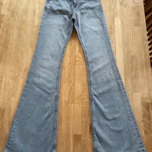 Stretchiga och sköna flaire jeans från Mango. Säljes då de tyvärr är för långa för mig (jag är ca 169 cm). Använda en gång på jobbet.  Midjemått: ca 36-39 cm (stretchigt) Innerbenslängd: ca 89 cm Mellanhög midja