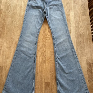 Stretchiga flaire jeans, nyskick - Stretchiga och sköna flaire jeans från Mango. Säljes då de tyvärr är för långa för mig (jag är ca 169 cm). Använda en gång på jobbet.  Midjemått: ca 36-39 cm (stretchigt) Innerbenslängd: ca 89 cm Mellanhög midja