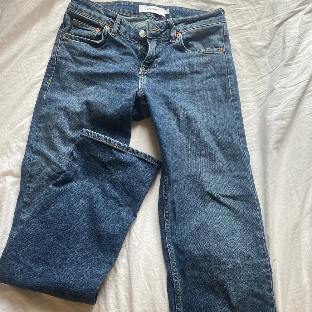 Säljer mina lågmidjade straight jeans! Använda endast 1 gång så jättebra skick! Köpte för 600kr på Junkyard! Kan mötas upp i Jönköping eller frakta, köparen står för frakten💕. Jeans & Byxor.
