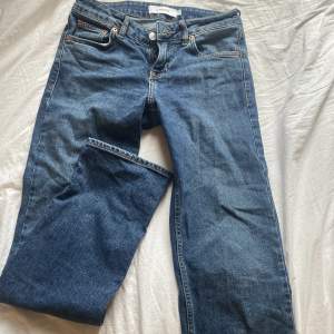 Säljer mina lågmidjade straight jeans! Använda endast 1 gång så jättebra skick! Köpte för 600kr på Junkyard! Kan mötas upp i Jönköping eller frakta, köparen står för frakten💕