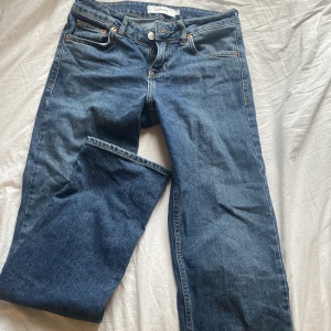 Lågmidjade jeans - Säljer mina lågmidjade straight jeans! Använda endast 1 gång så jättebra skick! Köpte för 600kr på Junkyard! Kan mötas upp i Jönköping eller frakta, köparen står för frakten💕