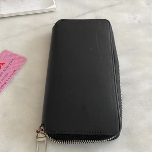 Zara plånbok  - Herr plånbok från Zara. Får plats med många kort och kontanter, 