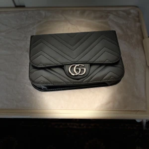 Handväska  - Bra skick! Har flera olika kedjor till den <3