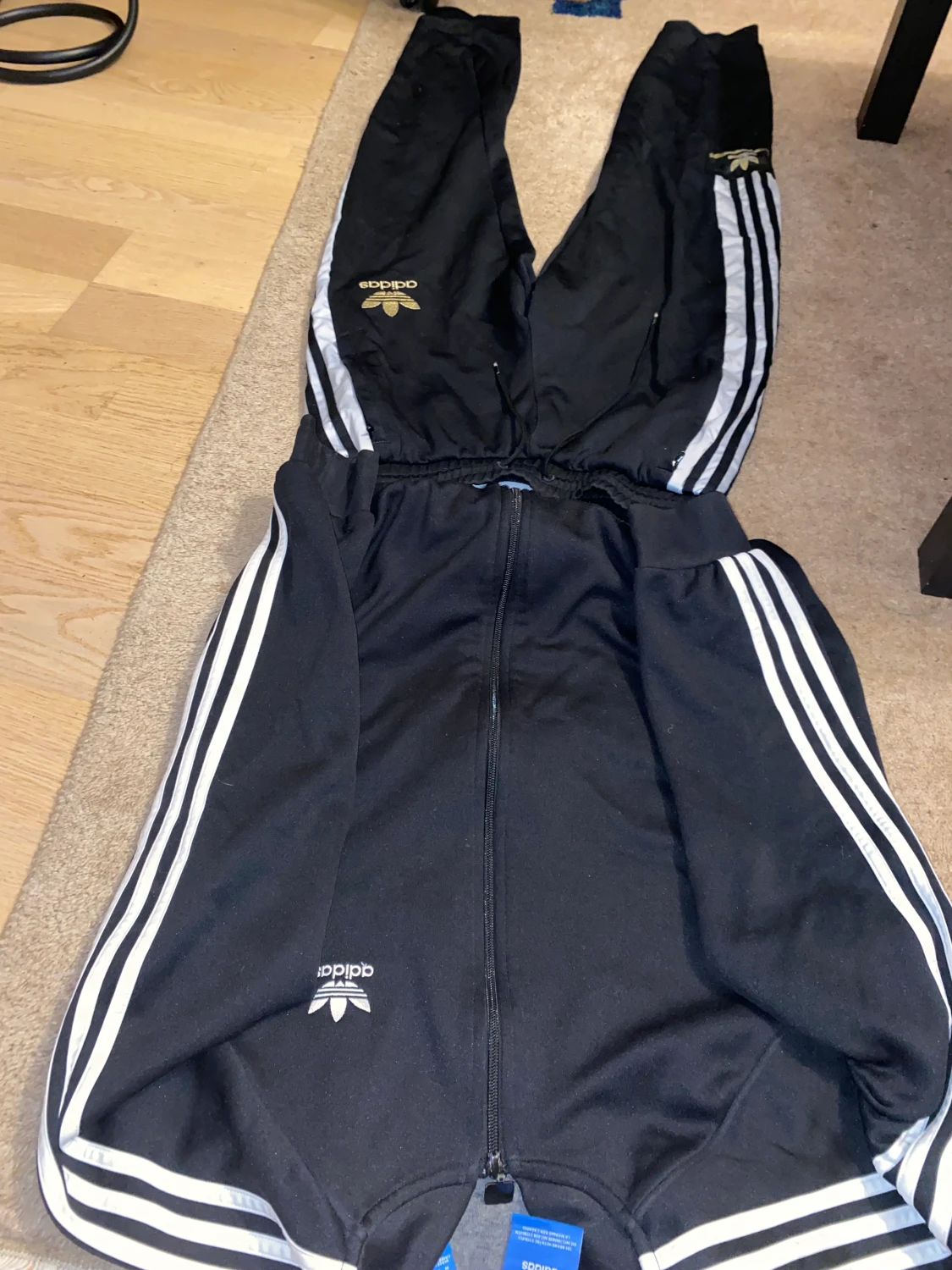 Adidasbyxor och skorta  - 90