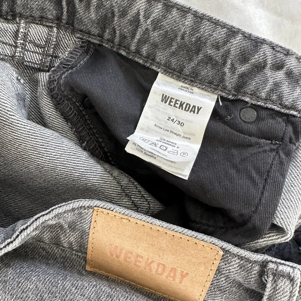 Säljer dessa Lågmidjade jeans i grå tvätt🩶 från Weekday, modellen heter Arrow Low Straight Jeans.  Jag har aldrig använt, de är för långa på mig. Jättefint skick! Storlek w24 L30 24/30   Säljer även ett par till i samma modell men annan tvätt 💙i profilen . Jeans & Byxor.