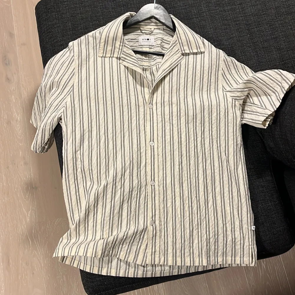 Linneskjorta, säljer pga att jag inte längre använder, använd Max 3 gånger. Skick 10/10 som ny nypris ligger på 1500kr. Skjortor.