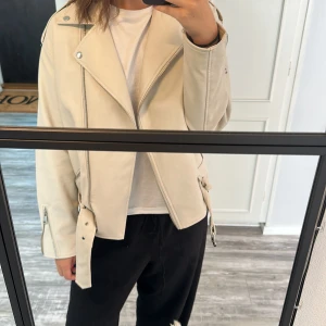 Skinnjacka  - Vit/natur vit skinnjacka från missguided i jätte fint skick. Knappt aldrig använd , inga fel på den över huvudtaget! (Kan tänka mig att gå ner i pris vid snabb affär) (nypris 499) slutsåld på nätet! 