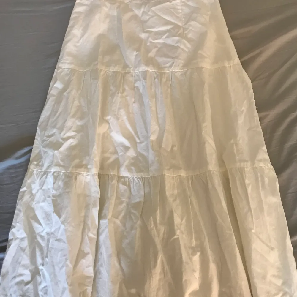 En jättefin vit maxikjol i storlek 32, säljer den för att den är för lång (jag är 156 cm). Den har inte använts nån gång så i helt nytt skick!🥰. Kjolar.