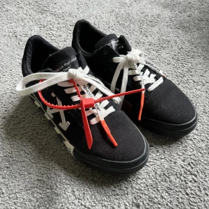 Off white sneakers  - Helt nya använda en gång. Köpta på off white butiken i New York för 4-5 år sedan. Nypris då cirka 3 tusen. Lägger ut nu för 2 tusen men pris kan dirkuteras.
