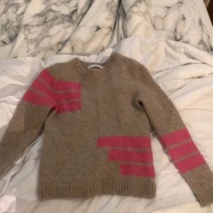 & others stories tröja - Hej säljer nu min jättesnygga & other stories tröja för att den inte kommer till andvänding. Tröjan är i storlek s men kanske lite liten i storleken💕