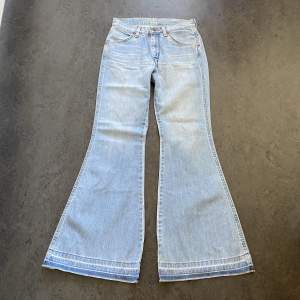 Sjukt snygga vintage Wrangler jeans!! Superfin ljus tvätt och perfekt skick💙 midjemått: 72cm Innerbenslängd: 76cm