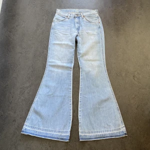 Wrangler jeans  - Sjukt snygga vintage Wrangler jeans!! Superfin ljus tvätt och perfekt skick💙 midjemått: 72cm Innerbenslängd: 76cm