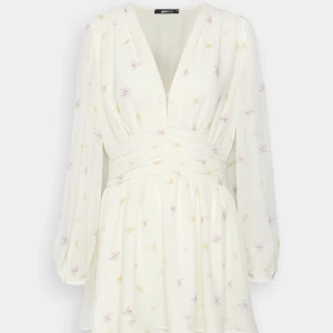 Blommig klänning  - Säljer min vackra midsommarklänning som jag endast använde på midsommarafton, så i väldigt fint skick💗💗💗