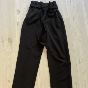 paperbag byxor - Storlek XS men passar mer som S