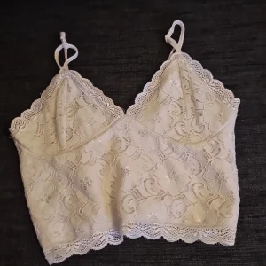 Beige topp - En beige topp från bikbok i stl xs har aldrig andvänt den