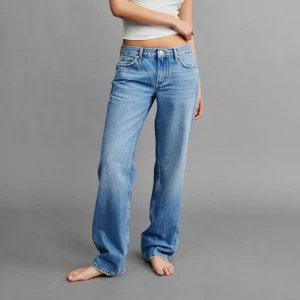 Low straight jeans - Low straight jeans från ginatricot, storlek 36. Säljer pga dom är lite för små, använd kanske 3 gånger. Hör av er för fler bilder eller intresse💞