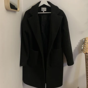 Svart kappa  - Använd väldigt fåtal gånger och är i superfint skick. Går till knäna på mig som är 174
