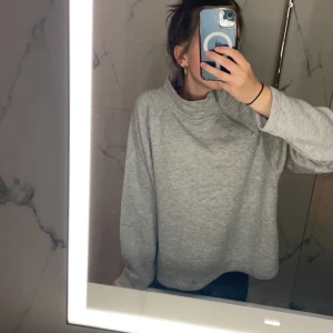 Tröja med dragkedja  - Grå tröja med dragkedja från monki  i strl S