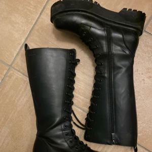 Höga kängor chunky - Näst intill oanvända superfina svarta kängor från Din Sko (Attitude), strl 36. Nyskick! Inköpta 2022 för 800 kr. Konstläder.  