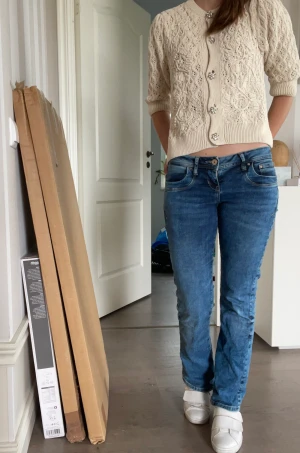 Lågmidjade jeans - Säljer nu mina LTB jeans i modellen  valerie🙌🏼 storlek 26/30 men fungerar också som 27 