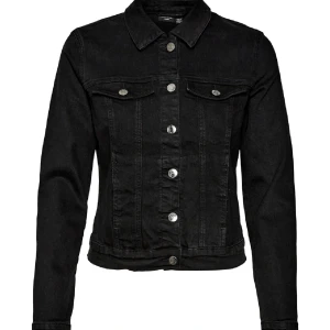 Jeansjacka  - Säljer mina svarta jeansjacka från Vera Moda nästan aldrig använd köpte den för 379kr