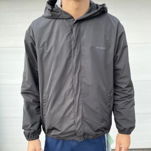Off White Vind / Regnjacka - Storlek - M, passar L Perfekt skick, oanvänd Kvitto samt lappar finns kvar på jackan Färg - Svart
