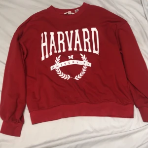 Harvard tröja - Nästan helt ny tröja från hm, väldigt skön och ganska stor för att vara storlek xs (jag har vanligtvis s och den är baggy på mig. (Orginalt 300kr)
