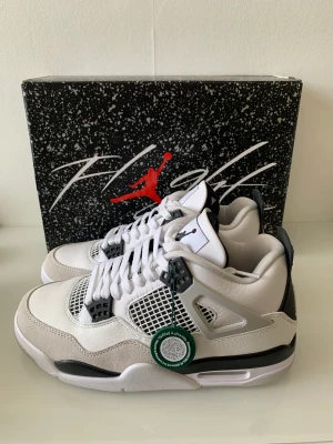 Jordan 4 - Hej, Jordan 4 Military blacks som jag säljer. Dessa jordans är helt nya och aldrig använda box och kvitto medföljer. Flera bilder kan skickas om du är intresserad  