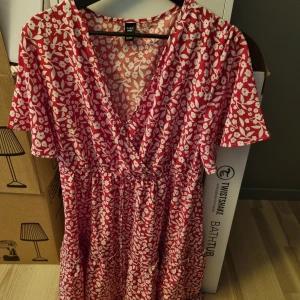Blommig klänning  - Blommig klänning i bra skick