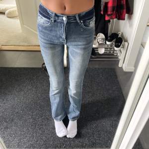 Ett par lågmidjade jeans som är jätte bra skick har aldrig använt dom! Storlek 34 och säljer dom för 150kr. Säljer dom pågrund av att dom är för små! Köparen står för frakt❤️