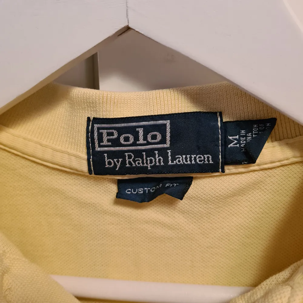 Gul pike från Polo Ralph Lauren i storlek Medium. Gott skick! . T-shirts.