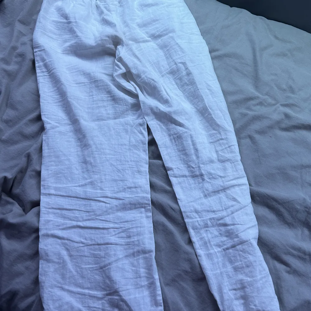 Vita linnebyxor från Gina tricot i storlek 146/152 har en röd fler på snört men Antons knappt, 100kr + 18kr frakt . Jeans & Byxor.