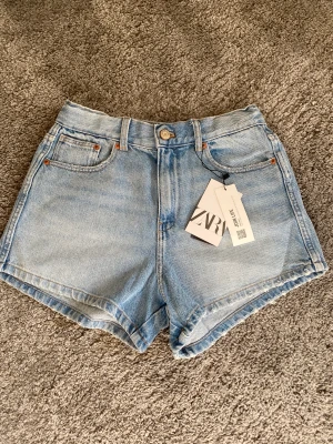 Zara shorts - Säljer mina fina Zara shorts då de inte kommer till användning eftersom att jag har för många blå shorts. Strl 13-14 passar även xs. Har provat i butik aldrig använda, prislapp sitter fortfarande på💓 Ny pris 129kr mitt pris 40kr annat behandlingsbart 🌟