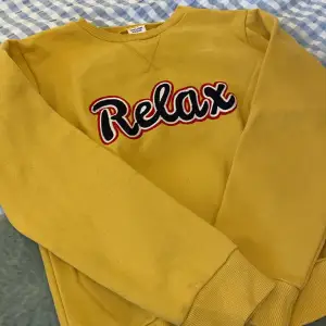 En gul sweatshirt i mycket fint skick i storlek 164 som ungefär är xs
