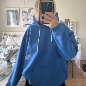 Snygg hoodie - En extremt snygg hoodie köpt på Carlings. Den har ett tryck på sidan. 