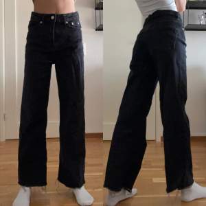 högmidjade jeans ifrån lager 157 i färgen svart