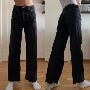 vida hödmidjade jeans  - högmidjade jeans ifrån lager 157 i färgen svart