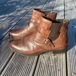 Bruna läder boots använda någon enstaka gång i storlek 41. Lätta, mjuka och behagliga på, tunt fodrade. I fint skick. Kan posta och mötas upp.  