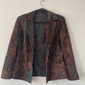 Unik Vintage Kavaj - Den mest unika sammets-blazern med ett multifärgat tryck men ser mörkare ut i verkligheten. Därför är den mer nedtonad men har samtidigt ett väldigt dynamiskt tryck! Köpt i en vintage butik och väldigt bekväm 💗