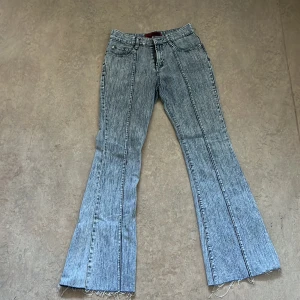 Lågmidjade utsvängda jeans - Säljer snygga D&Y jeans för att dem inte passar mig i storleken. Har haft på mig 2gånger. Inbenslängden är 78cm och midjan är 66cm 