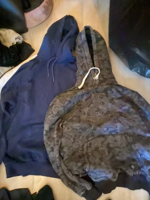 2 tjocktröjor - Säljer nu två tjock tröjor som jag inte använder längre, storlekarna är M på den mörkblåa och L på den grå svarta. Båda är näst intill oanvända, kanske använda 1-2 gånger som max. Säljer båda för 200kr och en för 100kr