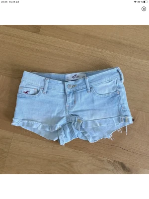 Lågmidijadeshorts hollister - Ett par skit snygga lågmidijade shorts från hollister. Väldigt strechiga så passar många. Pris kan diskuteras och finns fler bilder. Köpta från plick, lånade bilder💕 Passar mig som brukar ha 32 - 36
