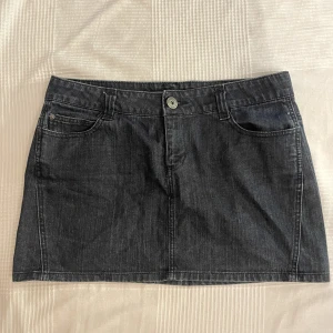 Mini skirt - Fin jeanskjol i bra skick, jag är 160cm för referens. Pris är diskuterbart vid snabb affär! Storlek W32.