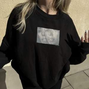 Säljer denna sweatshirt från STAY🩷den är i befintligt skick!! Hör av dig för fler bilder privat! Frakten kostar alltid 54kr